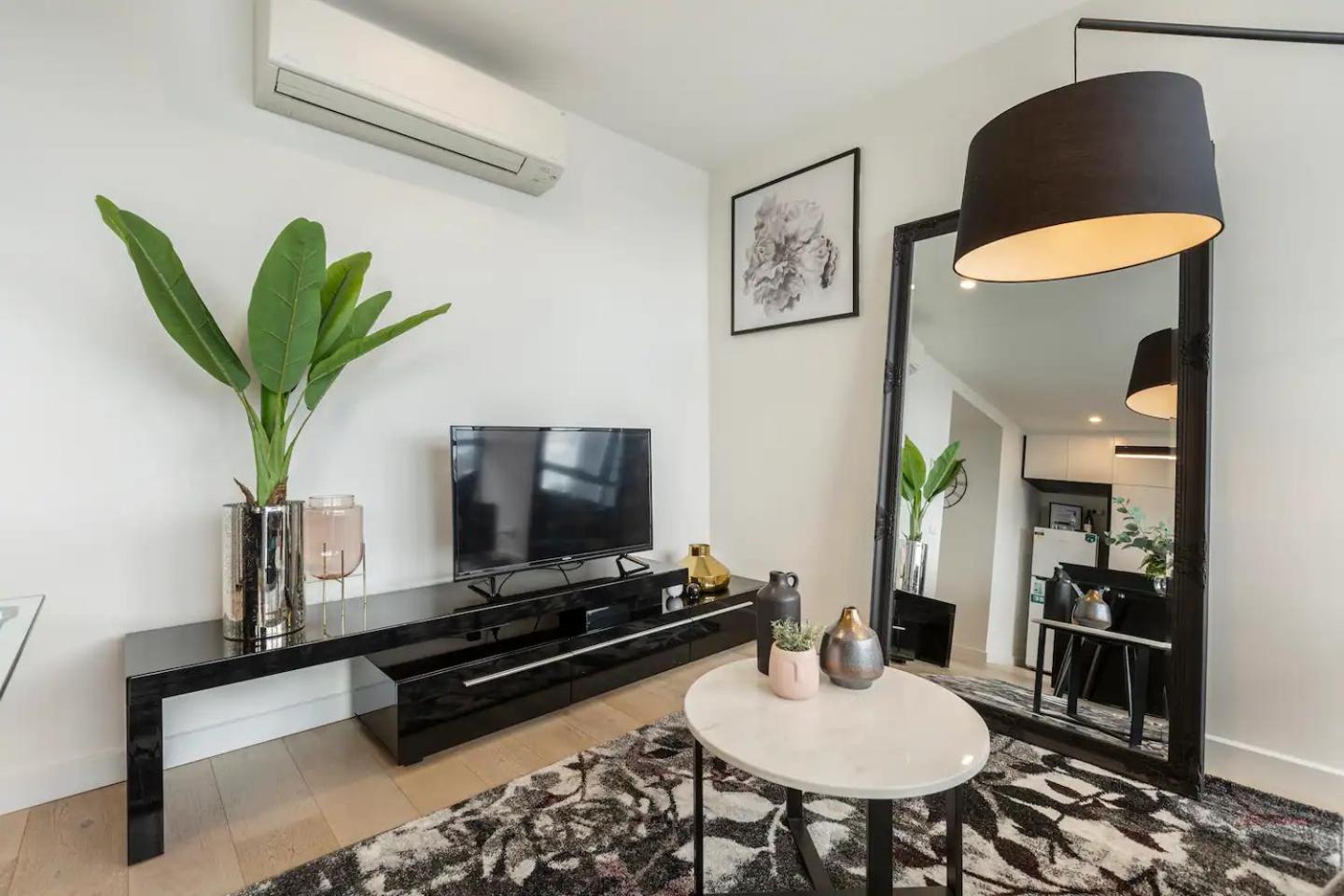 Stylish Southbank Sweeping Bay & Views Apartment