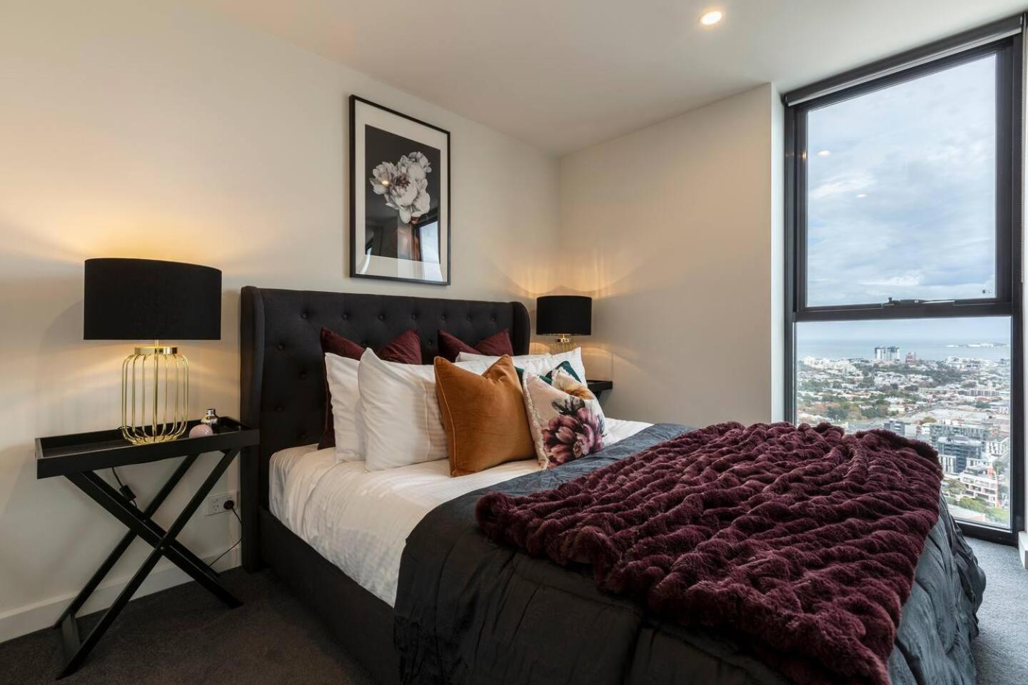 Stylish Southbank Sweeping Bay & Views