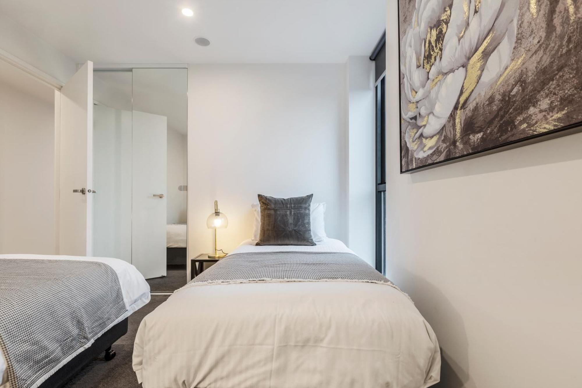 Apartment Little French With Wrap-around Balcony Melbourne