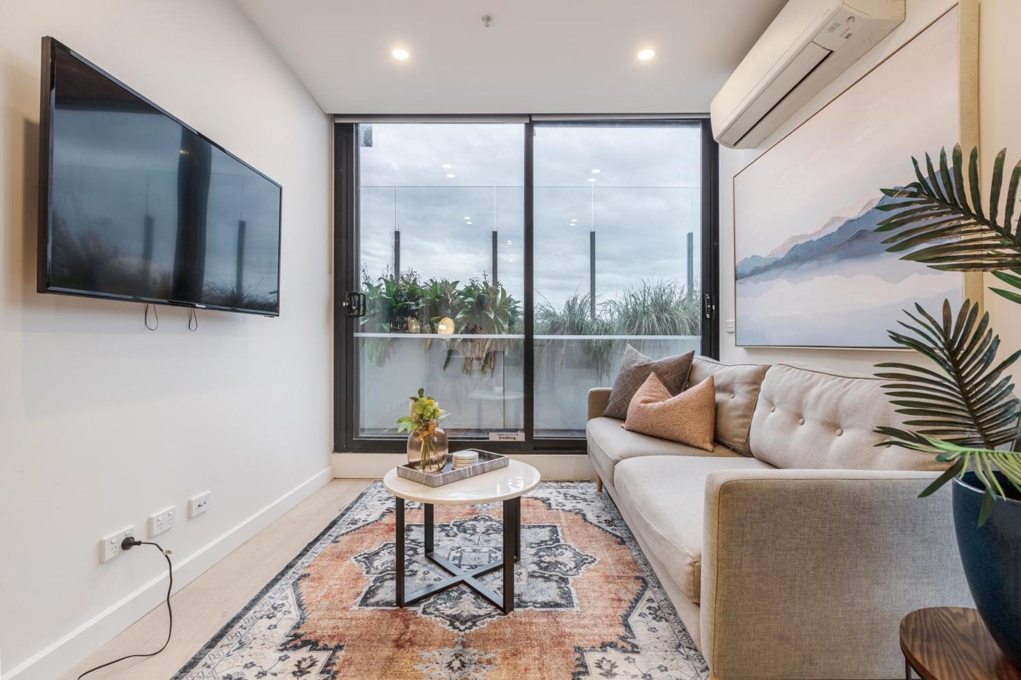 Little French With Wrap-around Balcony * Melbourne