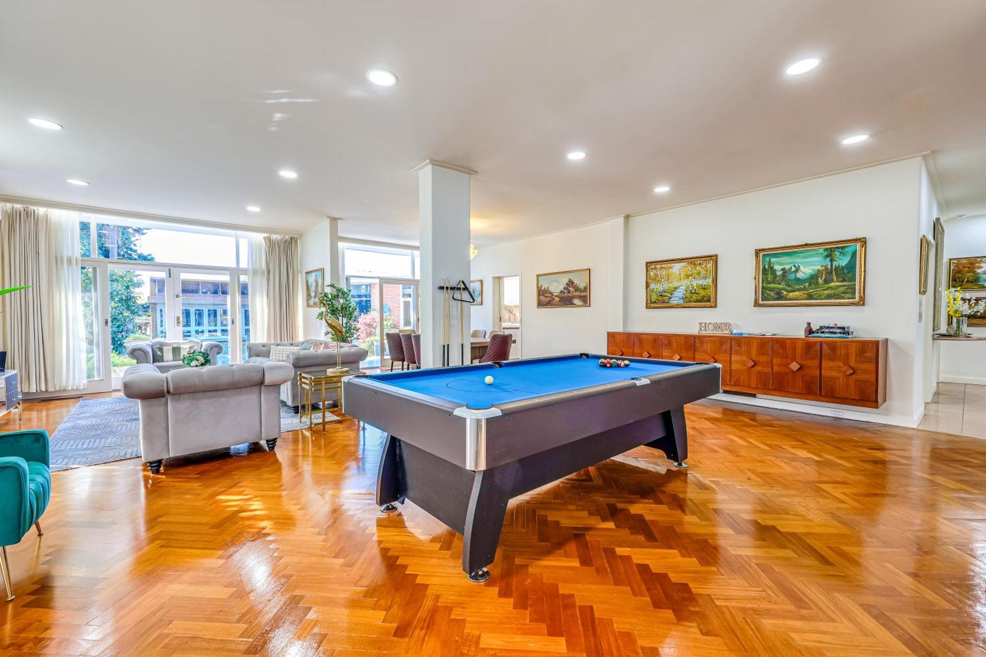 Stayau Spacious 6br Mckinnon Pool Holiday home