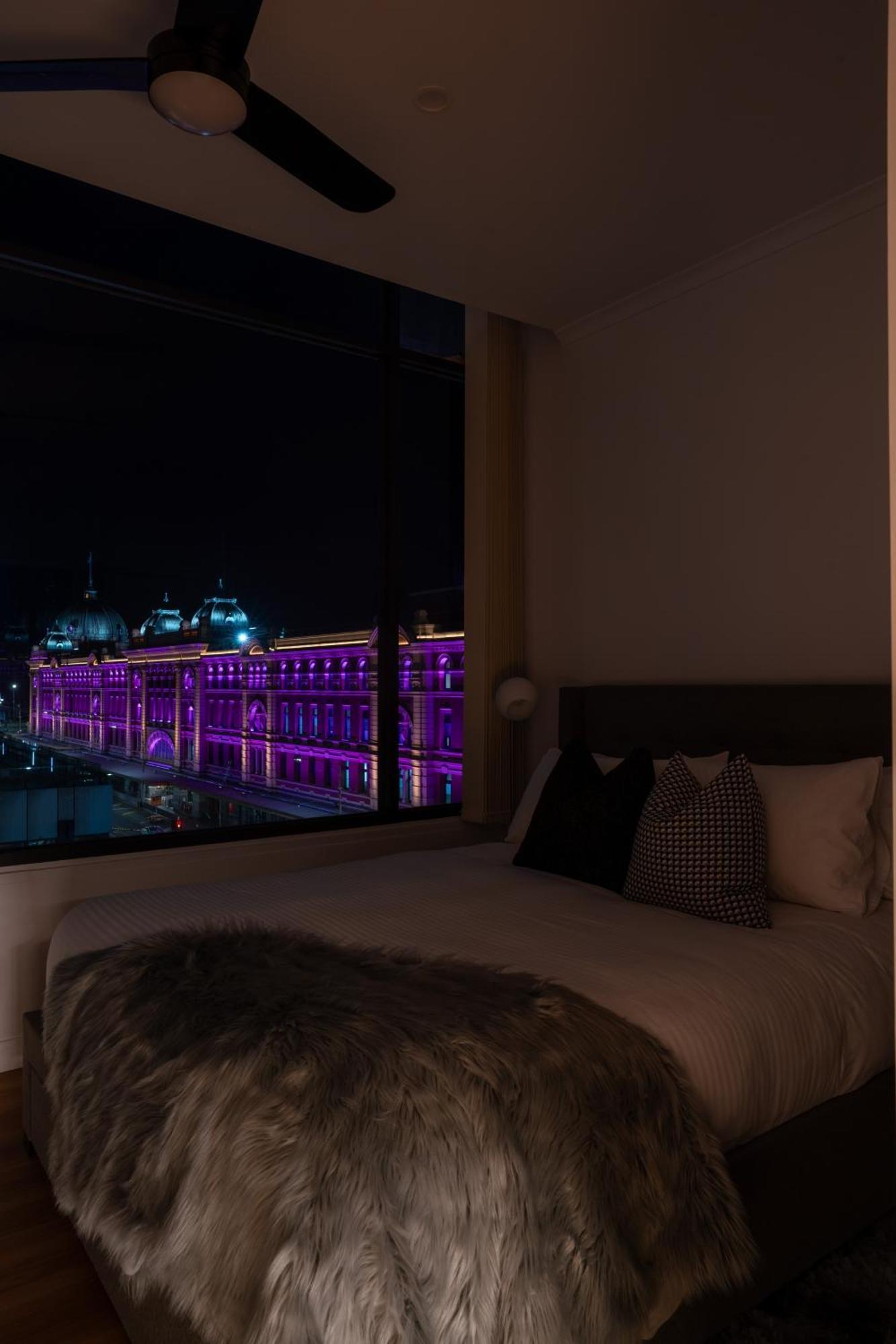 2br - Large Balcony Facing Flinders Street Station *