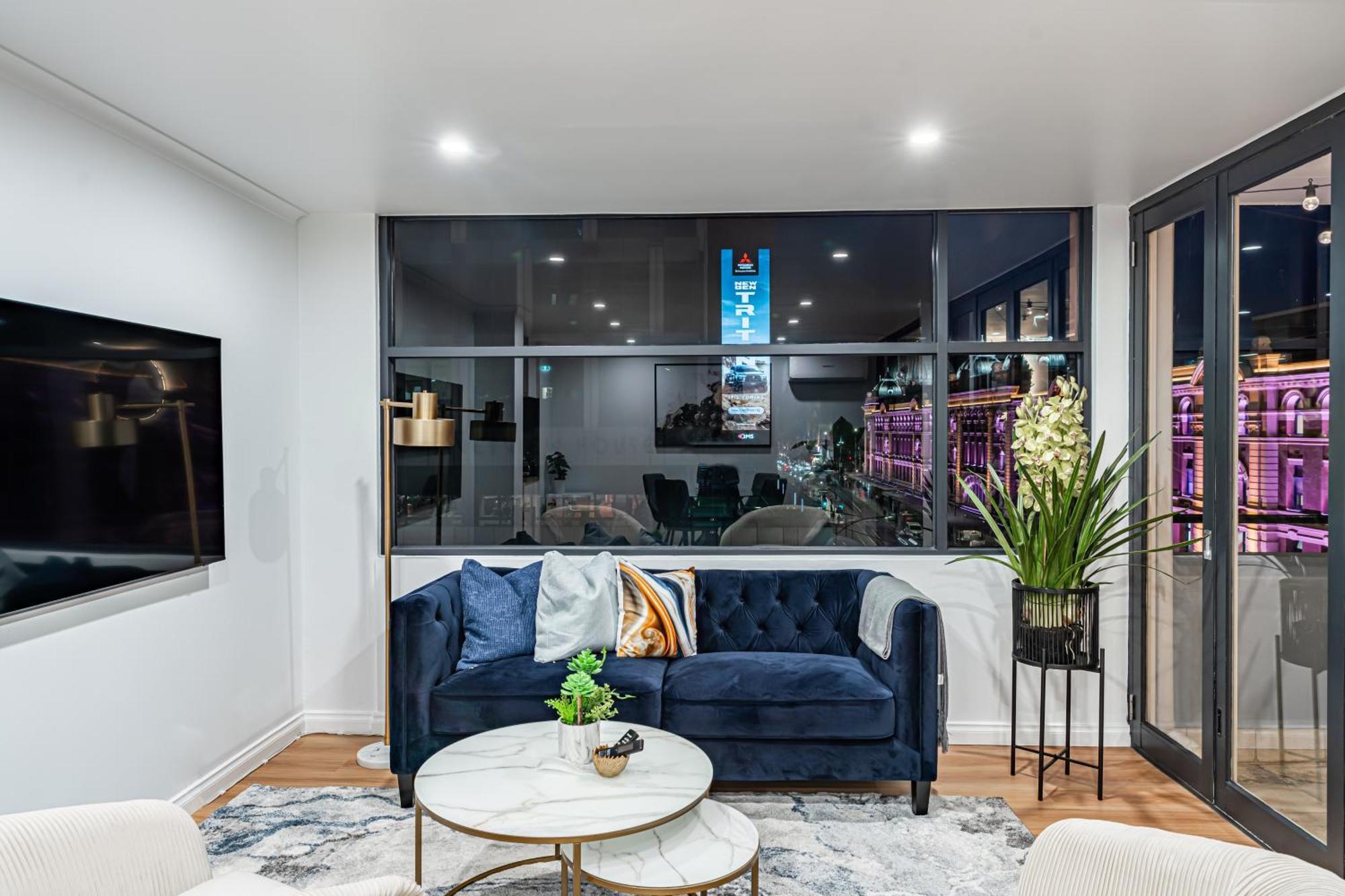 2br - Large Balcony Facing Flinders Street Station Apartment