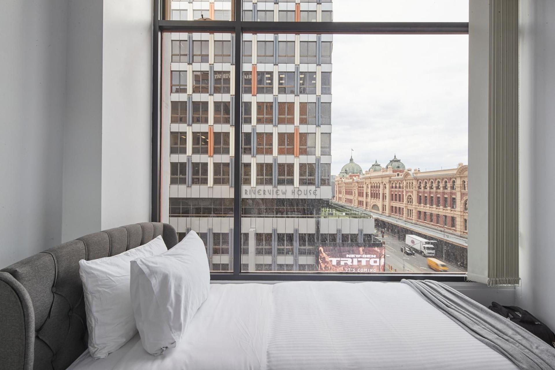 2br - Large Balcony Facing Flinders Street Station Melbourne