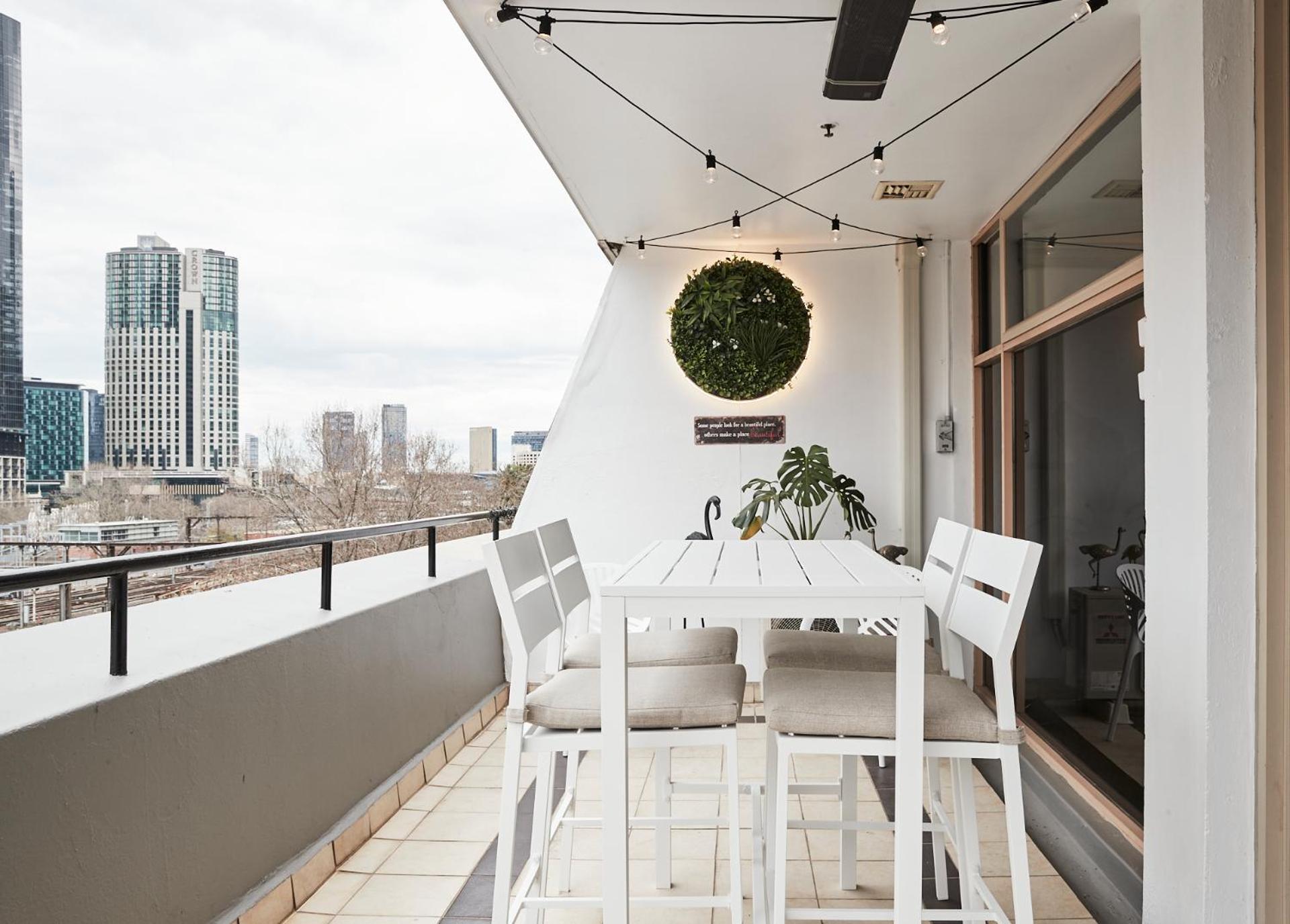 2br - Large Balcony Facing Flinders Street Station * Melbourne