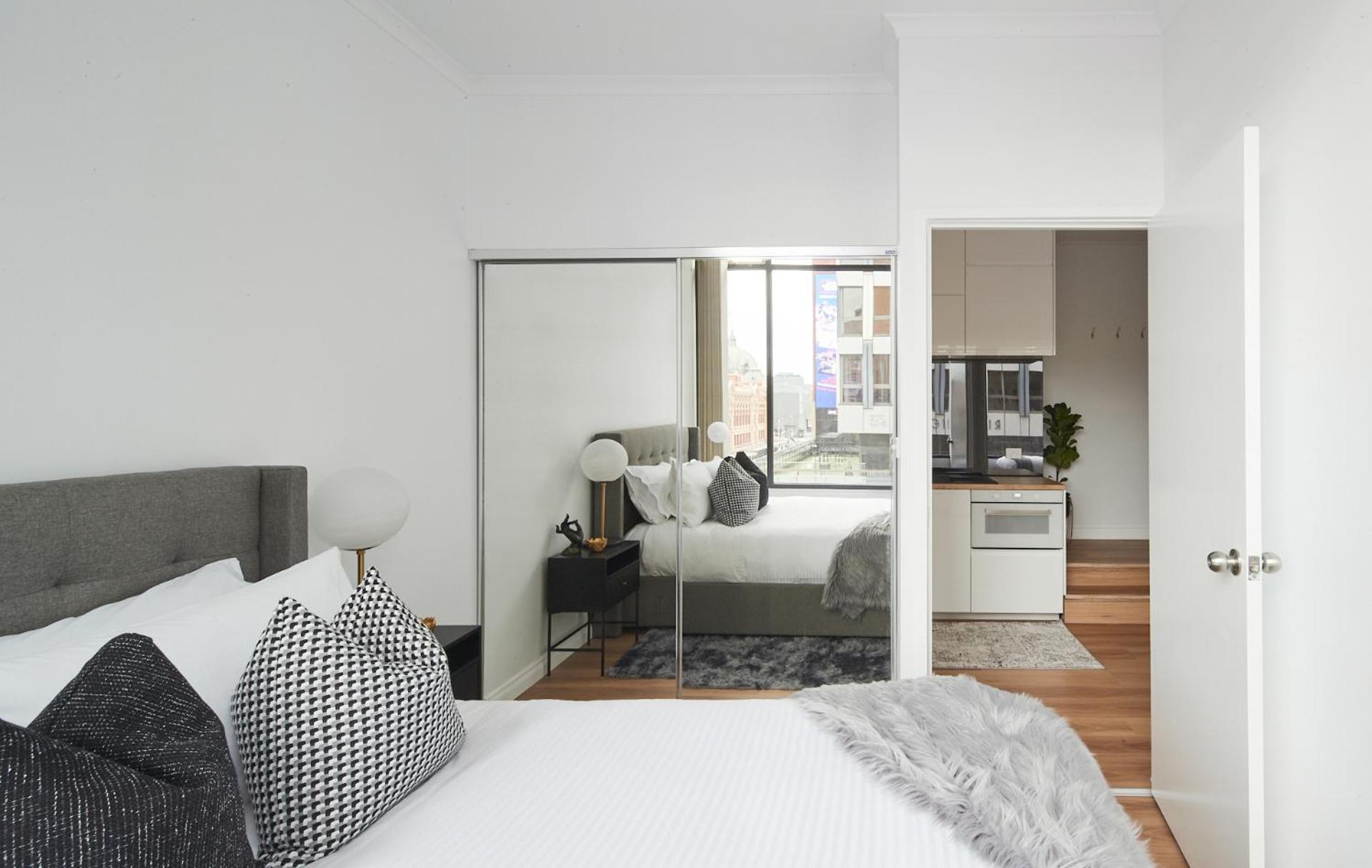 Apartment 2br - Large Balcony Facing Flinders Street Station *