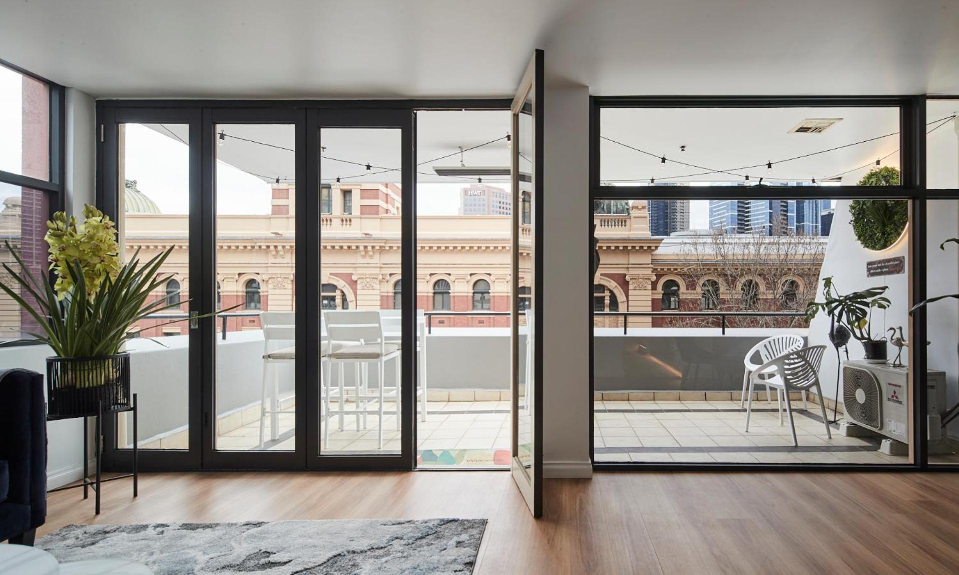 2br - Large Balcony Facing Flinders Street Station *
