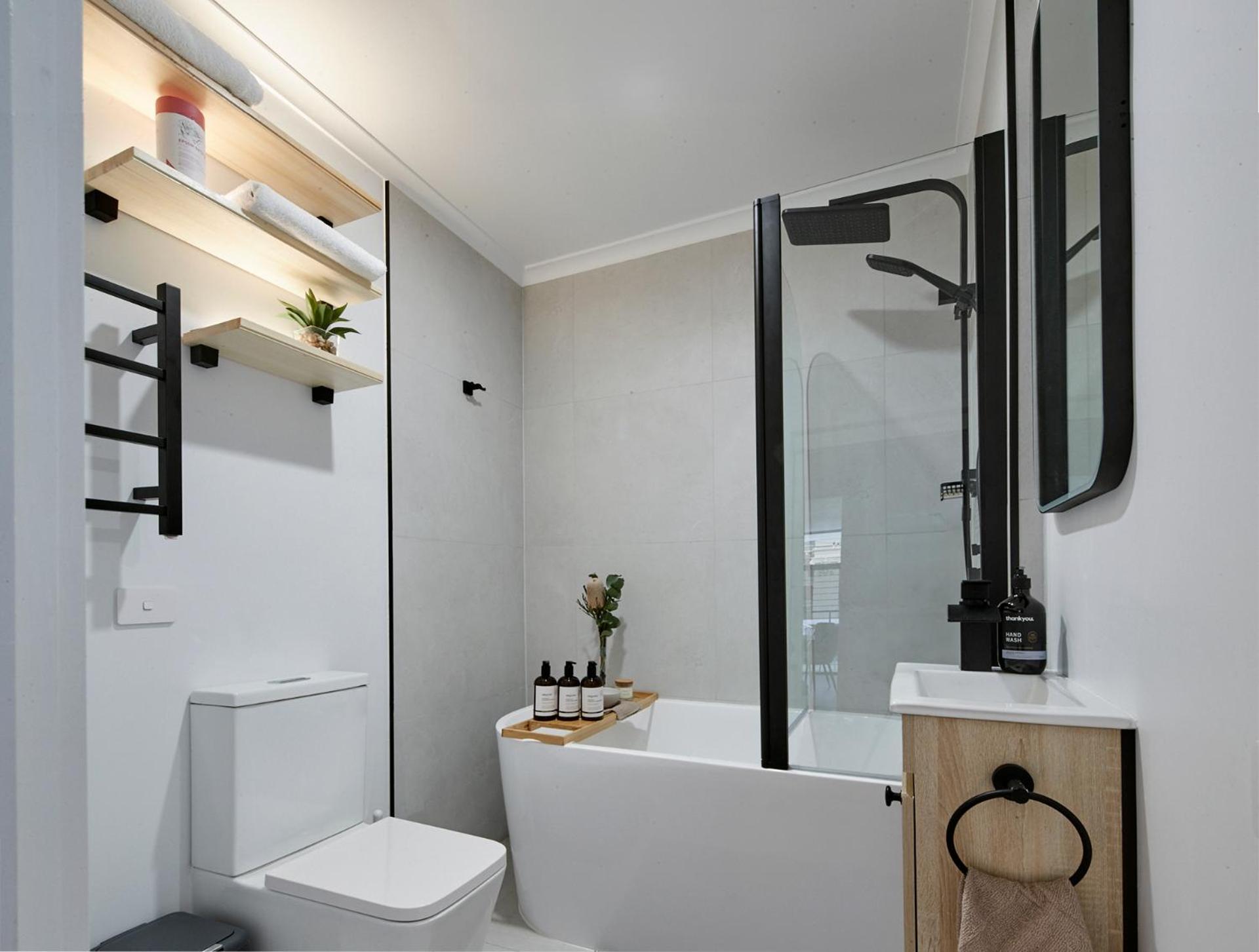 2br - Large Balcony Facing Flinders Street Station Melbourne