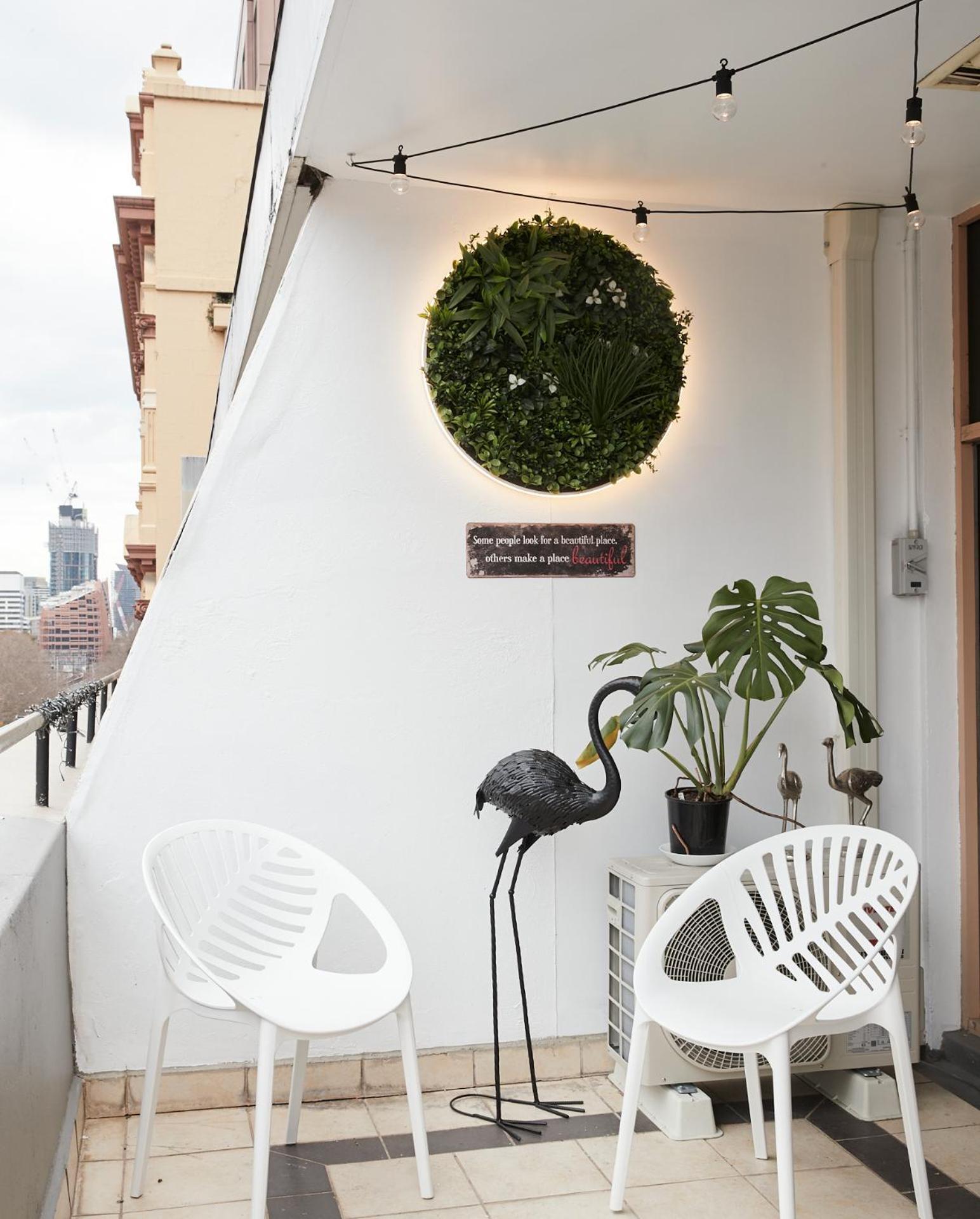2br - Large Balcony Facing Flinders Street Station Apartment