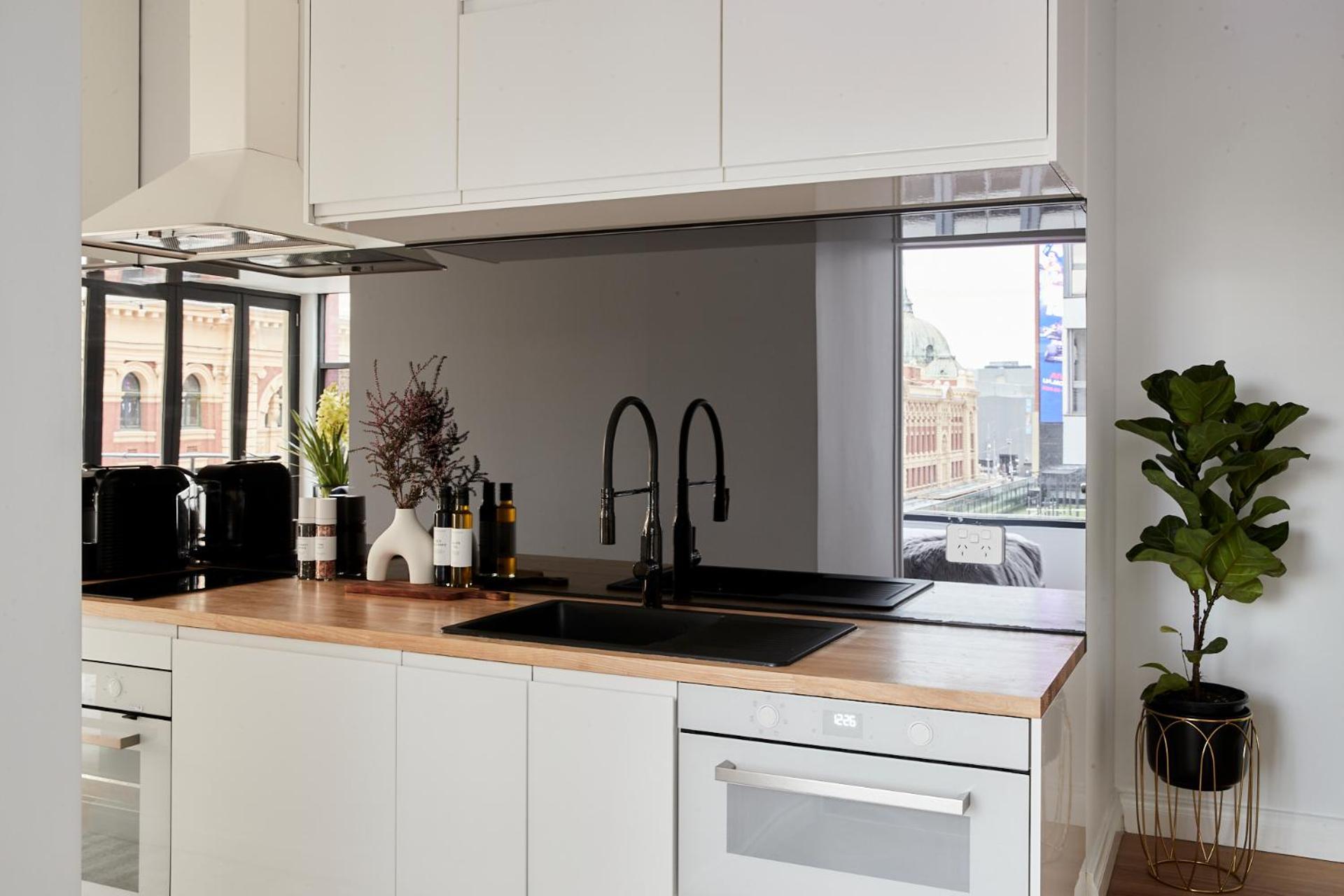 2br - Large Balcony Facing Flinders Street Station Apartment *