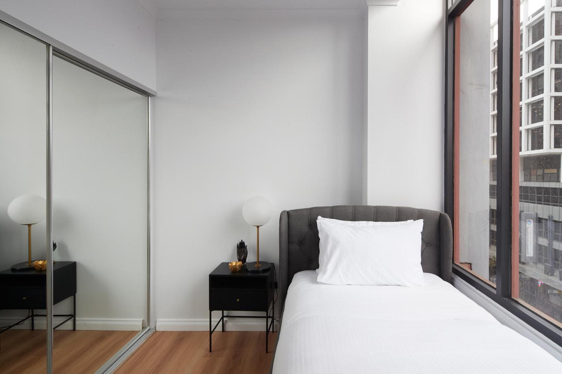 Apartment 2br - Large Balcony Facing Flinders Street Station *