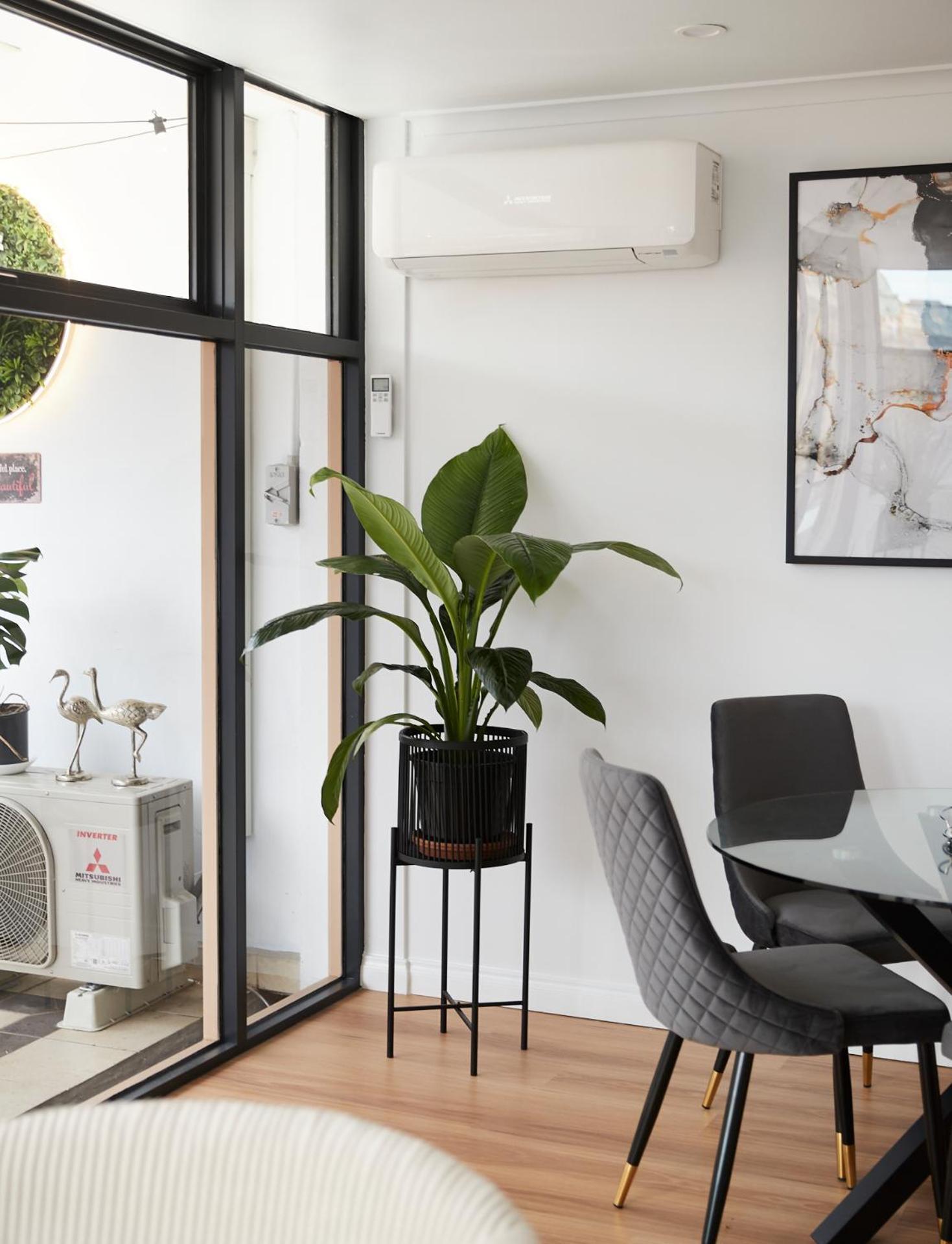 2br - Large Balcony Facing Flinders Street Station Apartment