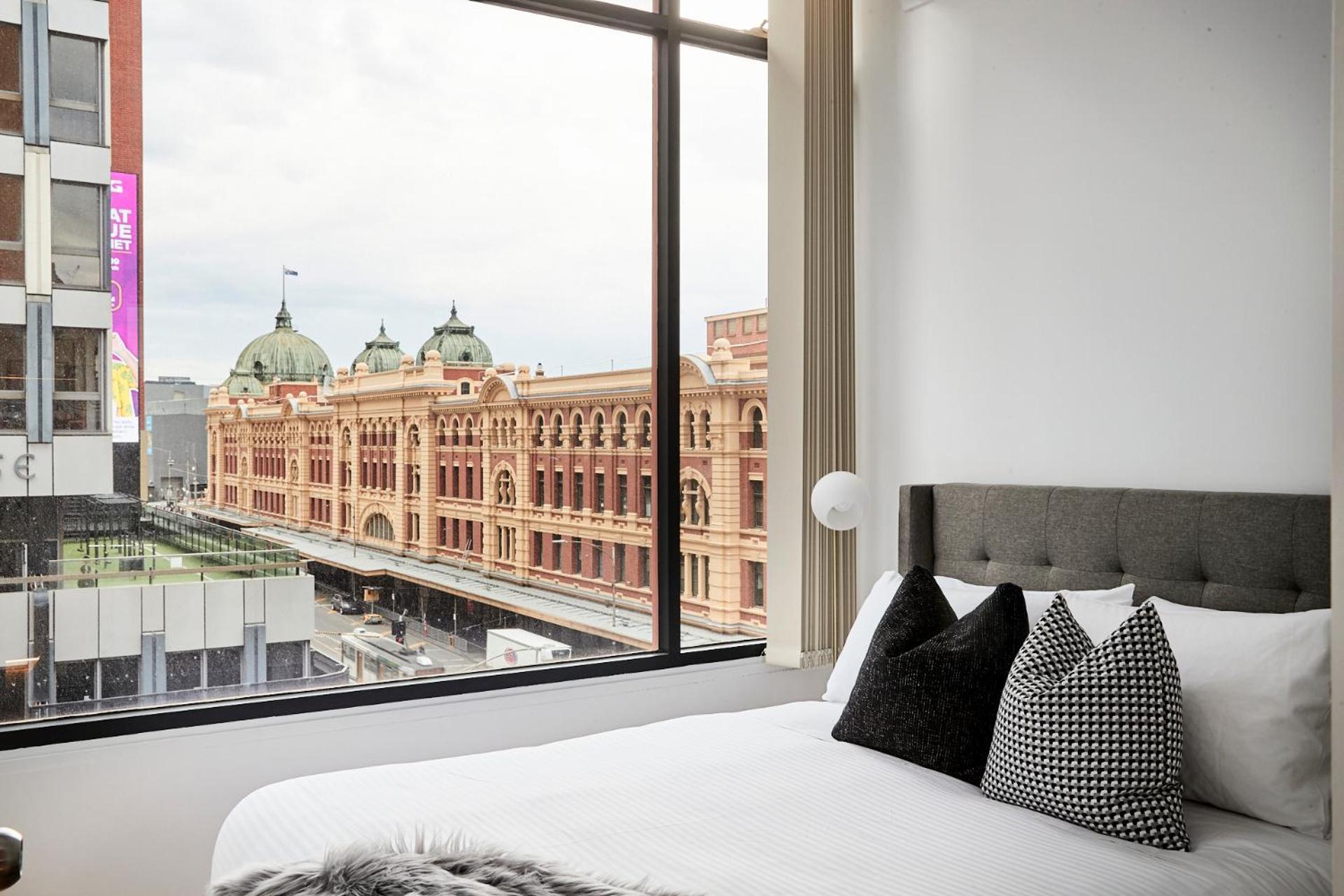 Apartment 2br - Large Balcony Facing Flinders Street Station *