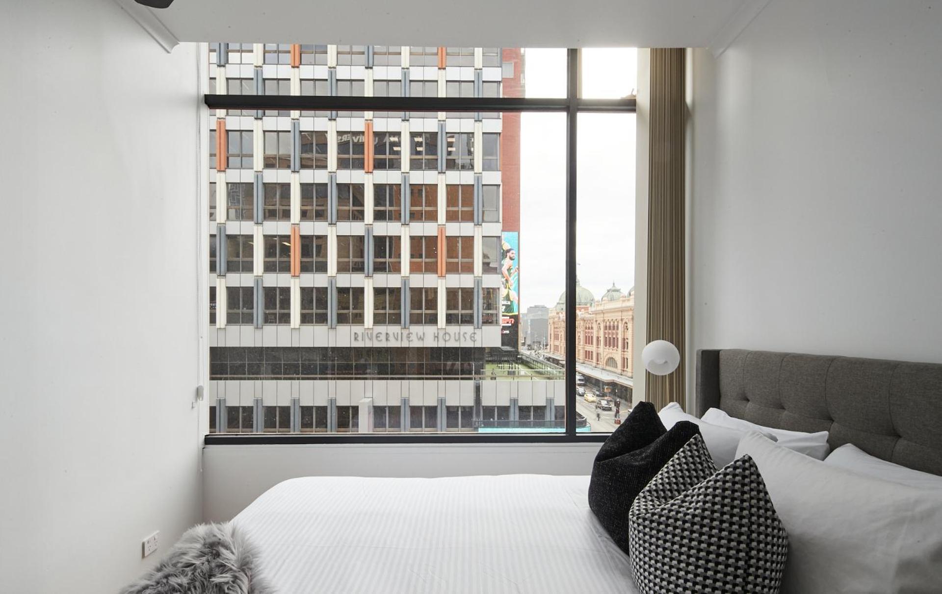 2br - Large Balcony Facing Flinders Street Station Apartment