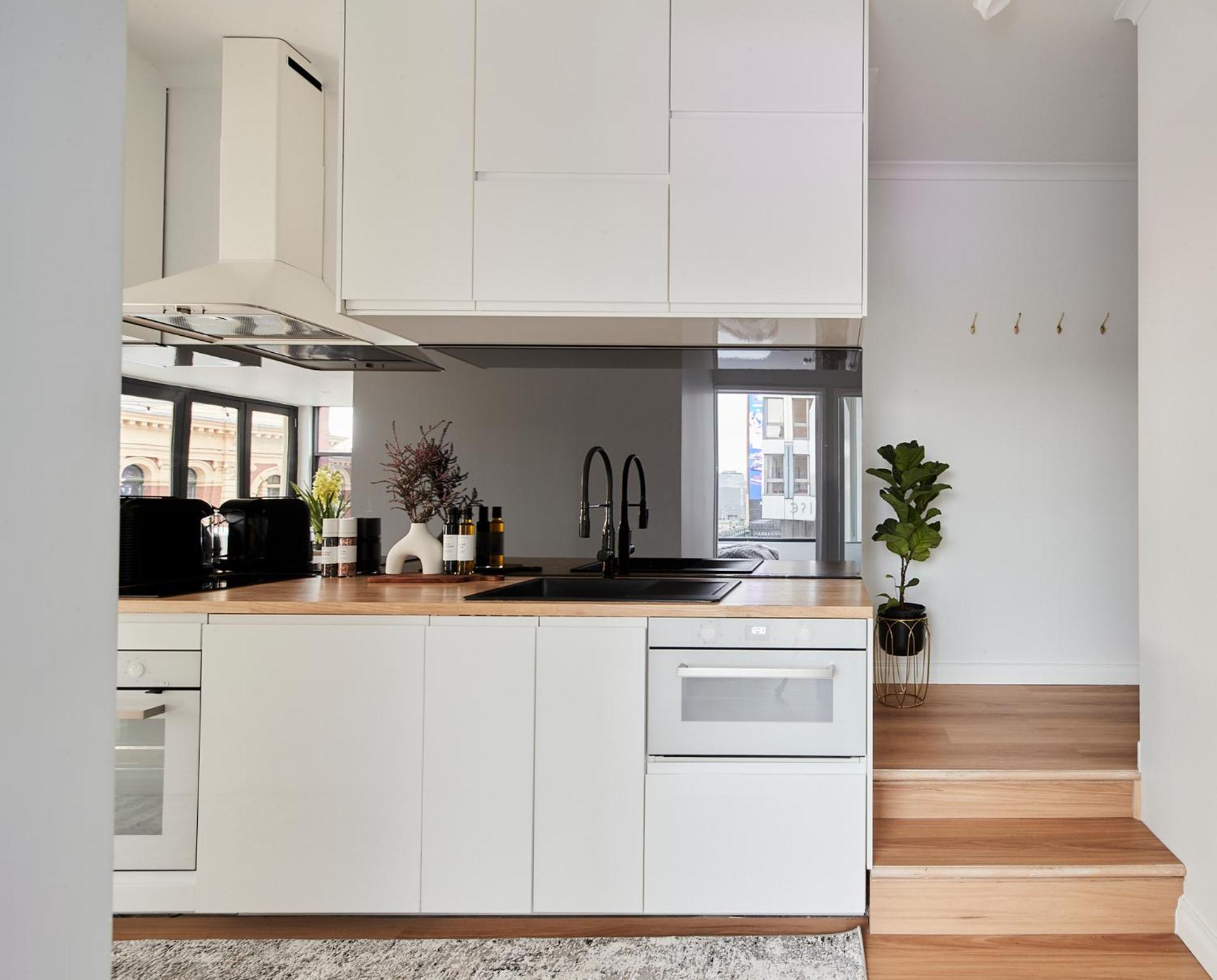 2br - Large Balcony Facing Flinders Street Station Apartment Melbourne