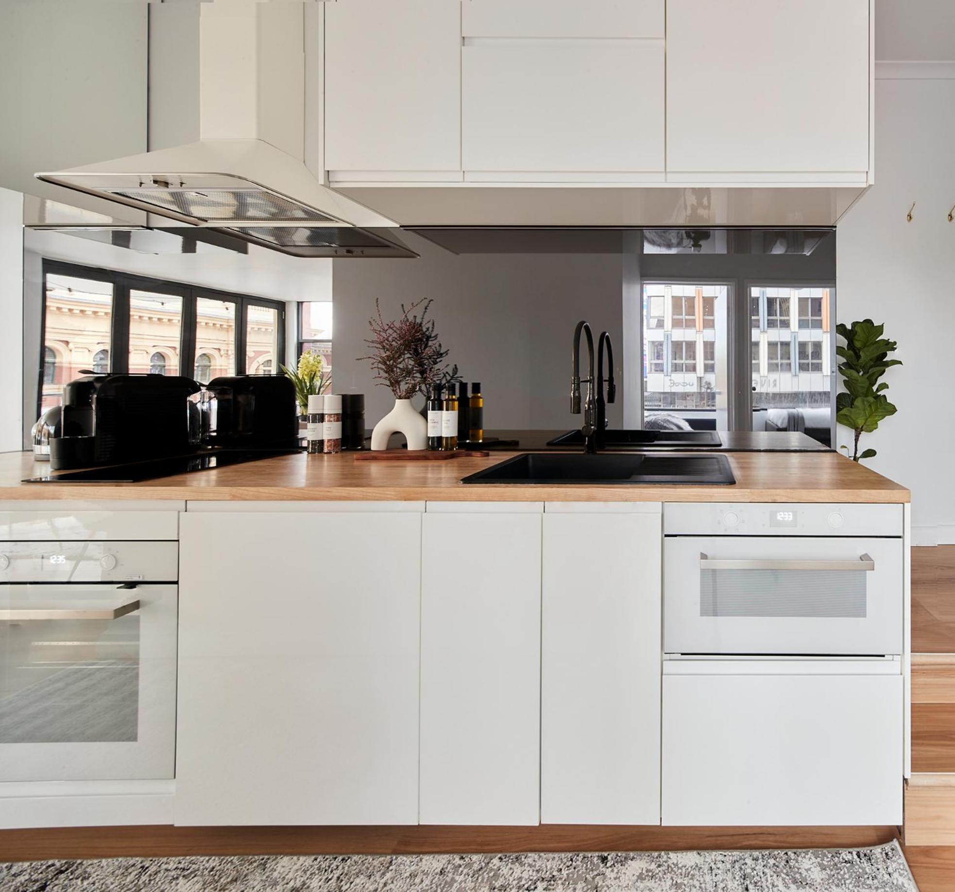 2br - Large Balcony Facing Flinders Street Station