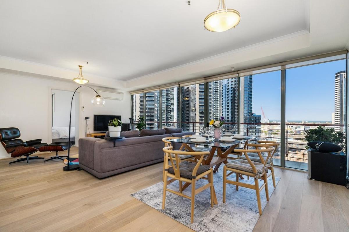 Southbank Towers - Prestigious 16th Floor 3br Apartment