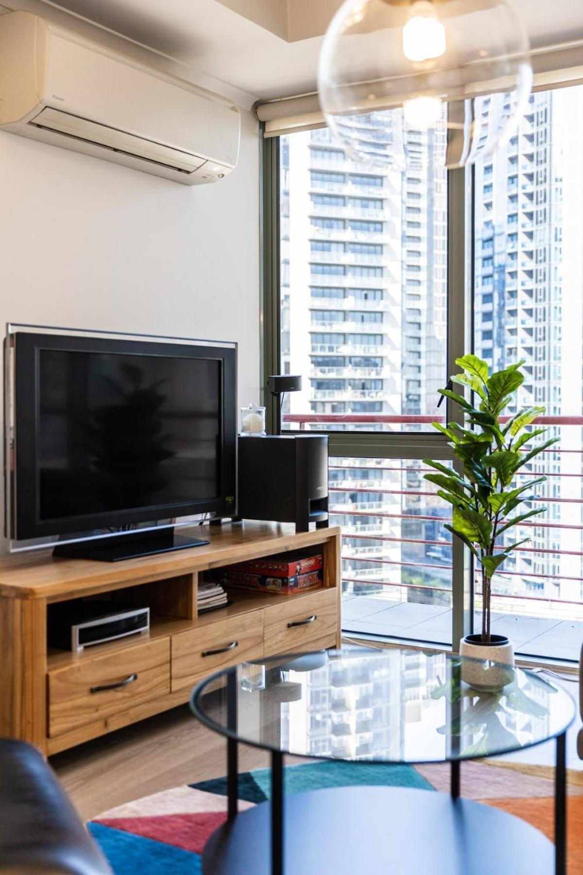 Southbank Towers - Prestigious 16th Floor 3br Apartment