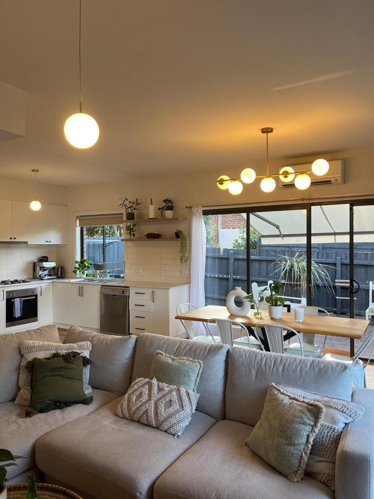 Close To Airport & Train Station *