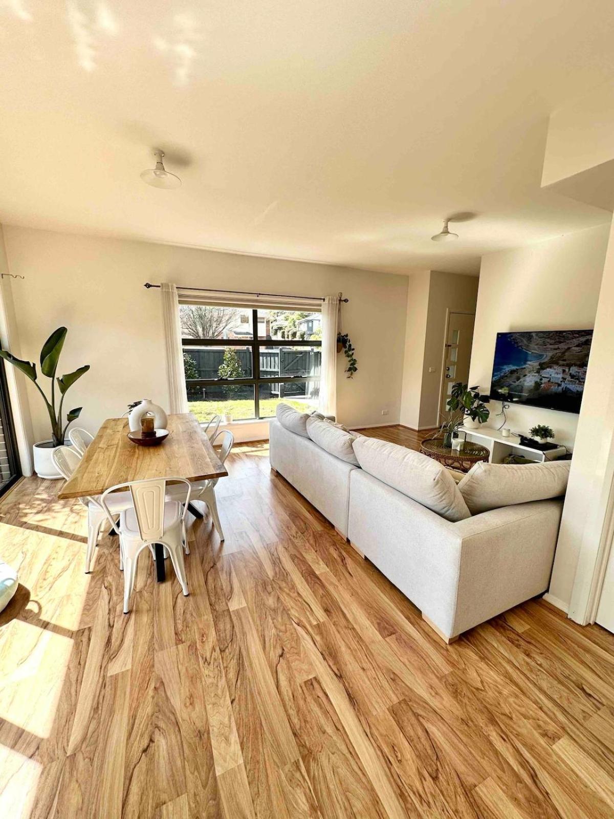 Holiday home Close To Airport & Train Station *