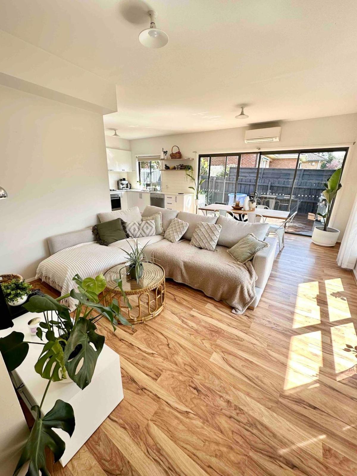 Close To Airport & Train Station *