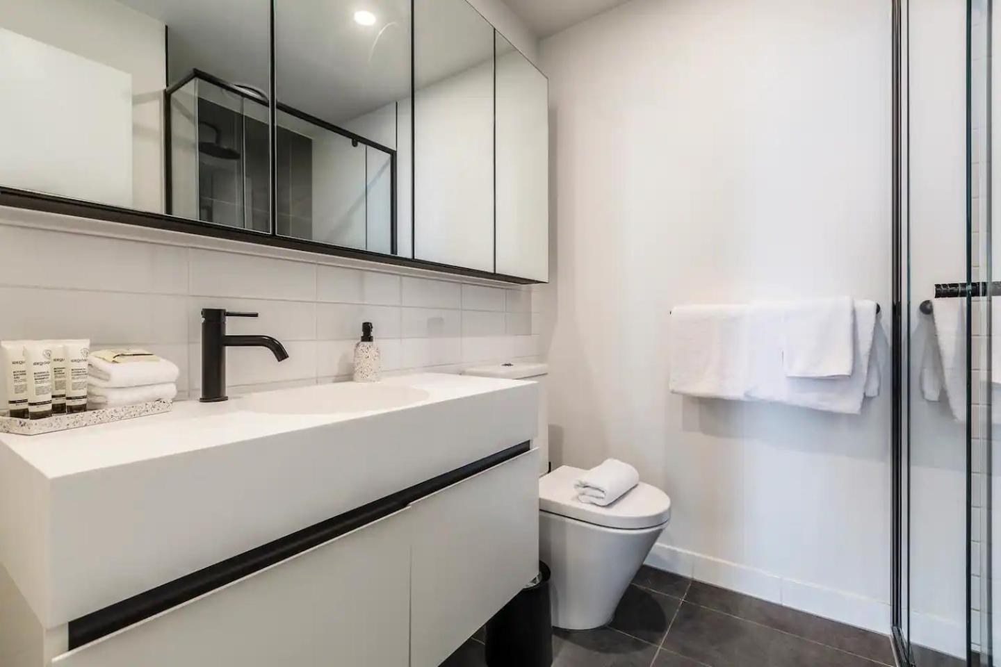 Apartment Hip On Maribyrnong River Cityscape Views! *