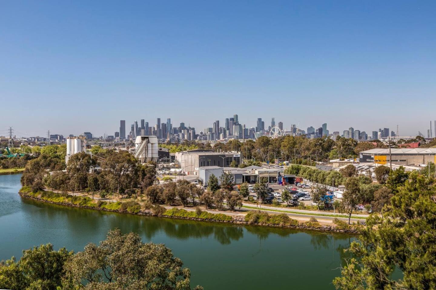 Apartment Hip On Maribyrnong River Cityscape Views!