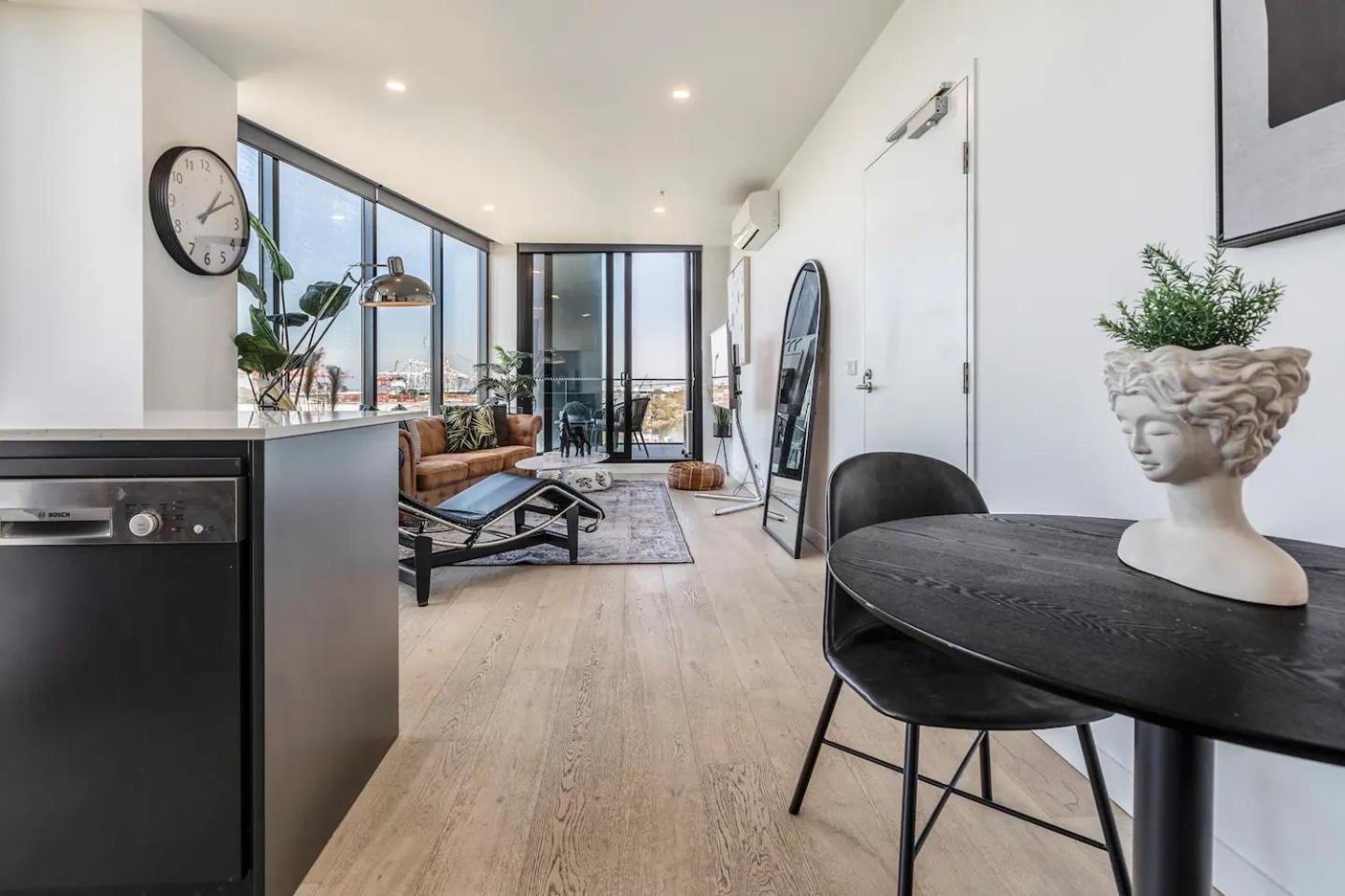 Apartment Hip On Maribyrnong River Cityscape Views! *