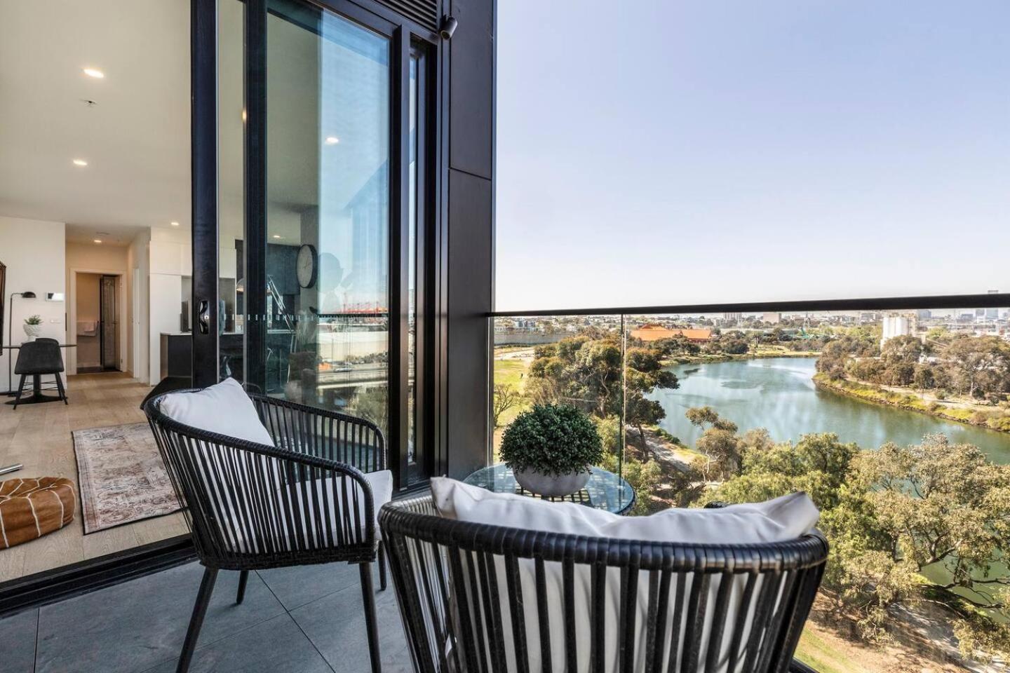 Apartment Hip On Maribyrnong River Cityscape Views! *