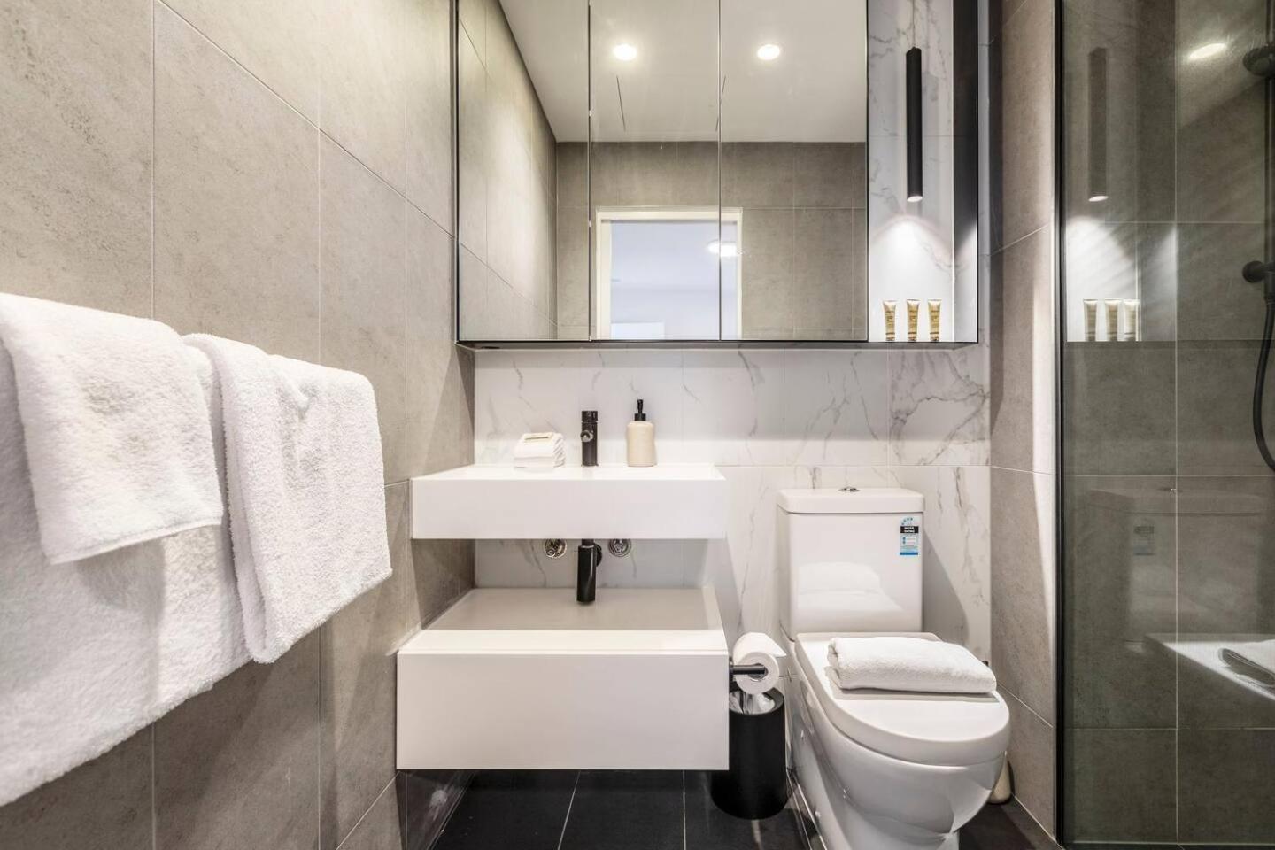 Light & Bright Close To & Fitzroy St Apartment Melbourne