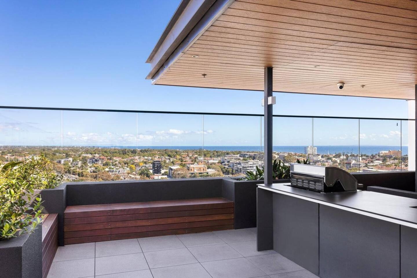 Light & Bright Close To & Fitzroy St Apartment
