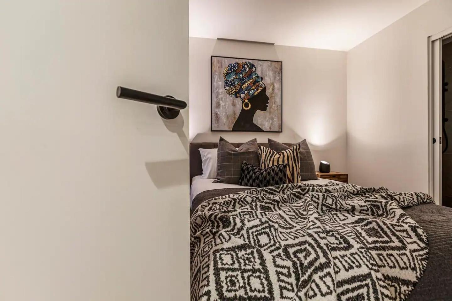 Hip Pad In Cool St Kilda Precinct Free Parking *