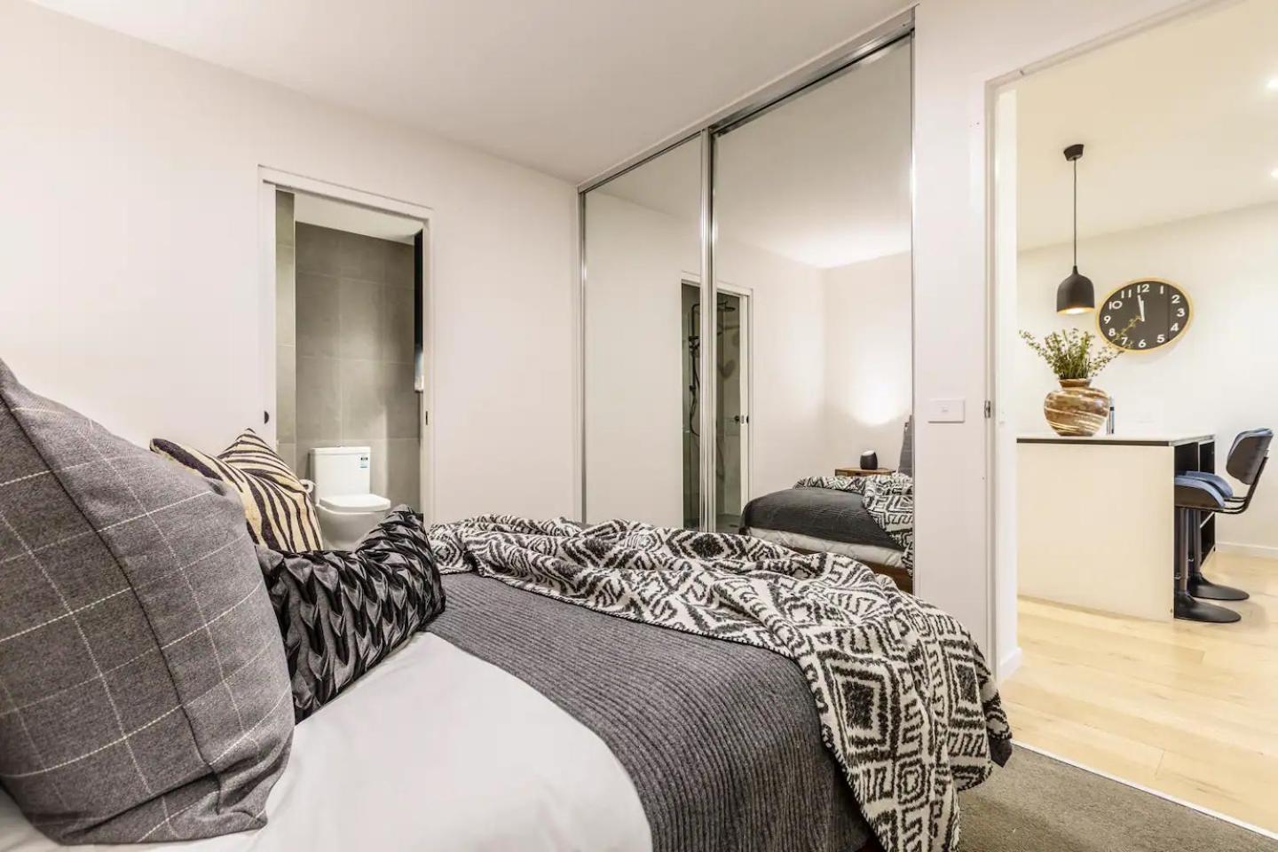 Hip Pad In Cool St Kilda Precinct Free Parking Apartment Melbourne