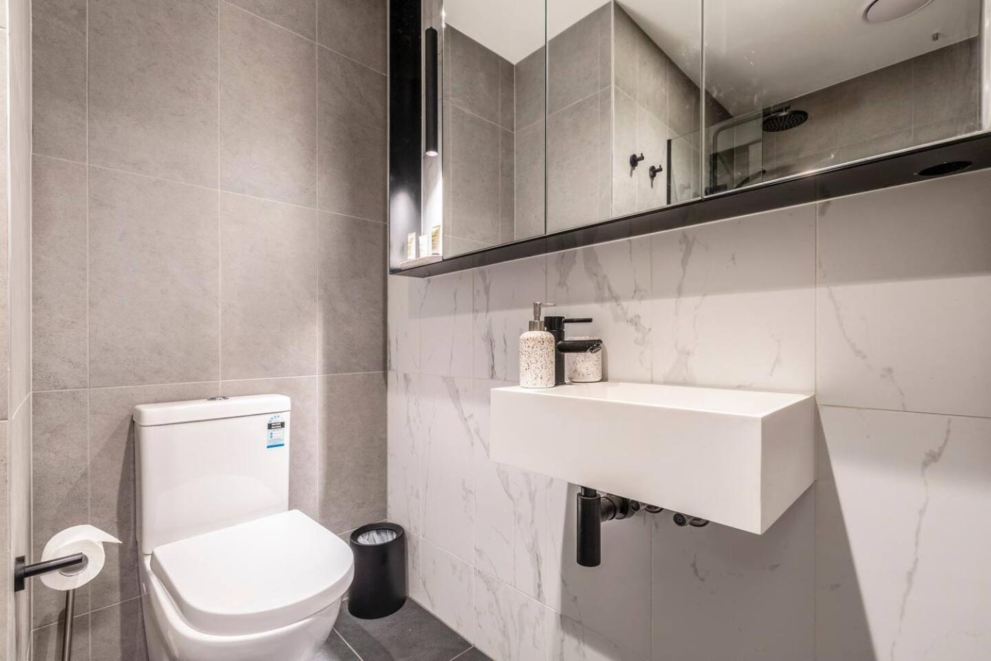Apartment Hip Pad In Cool St Kilda Precinct Free Parking