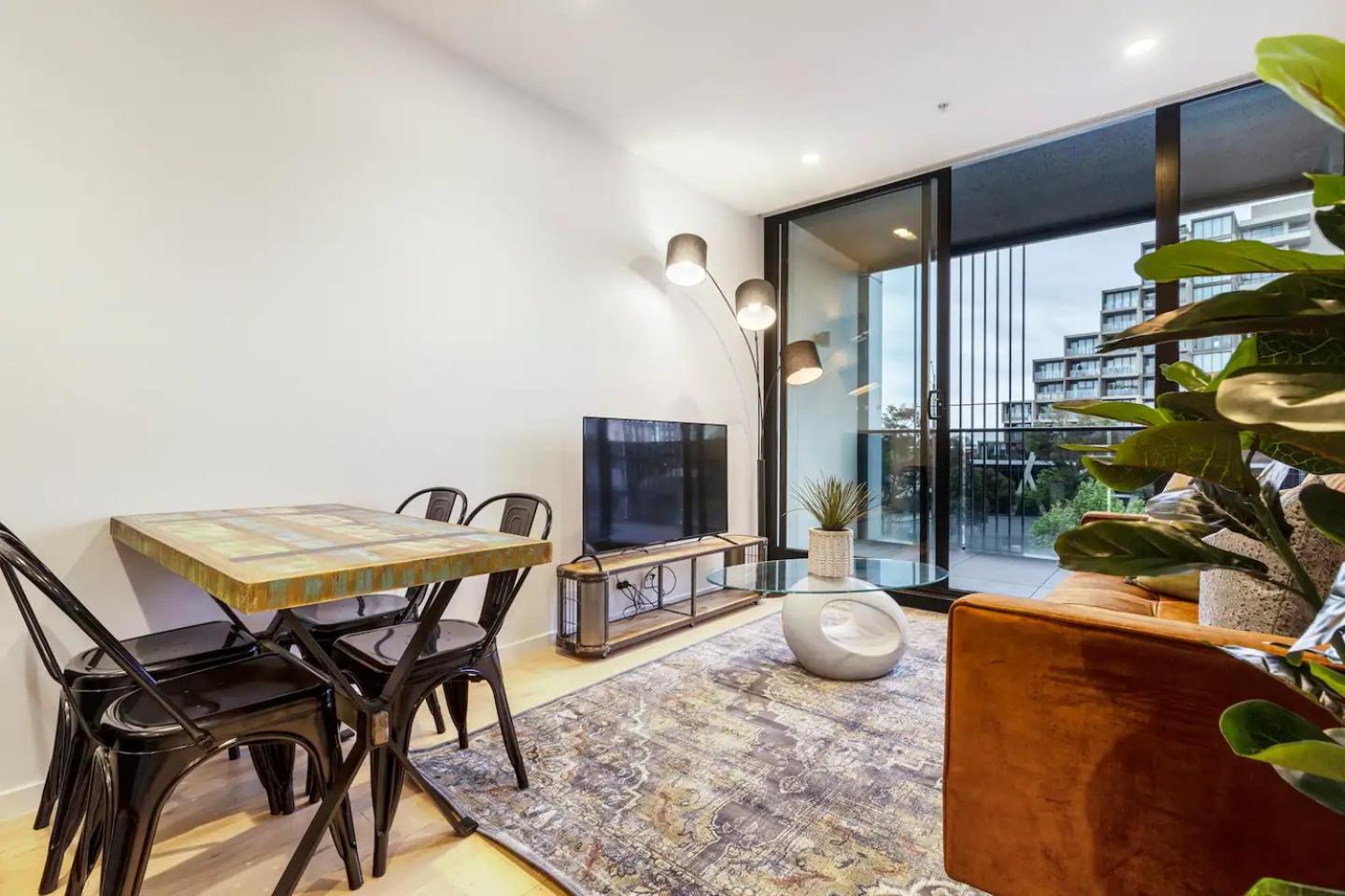 Hip Pad In Cool St Kilda Precinct Free Parking Apartment *