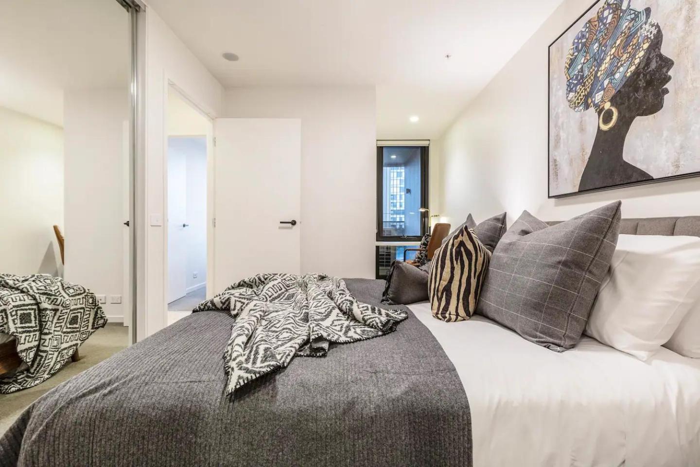 Hip Pad In Cool St Kilda Precinct Free Parking *