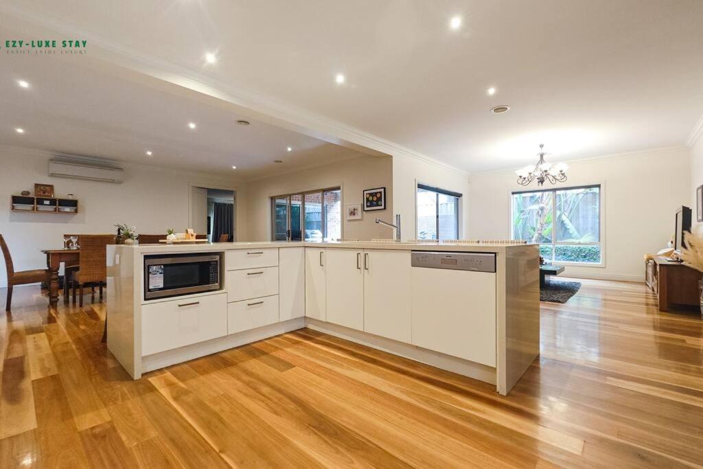 Balwyn Luxury 5br Mansion With Cinema & Bbq Melbourne