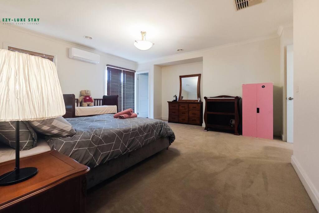 Balwyn Luxury 5br Mansion With Cinema & Bbq Holiday home Melbourne