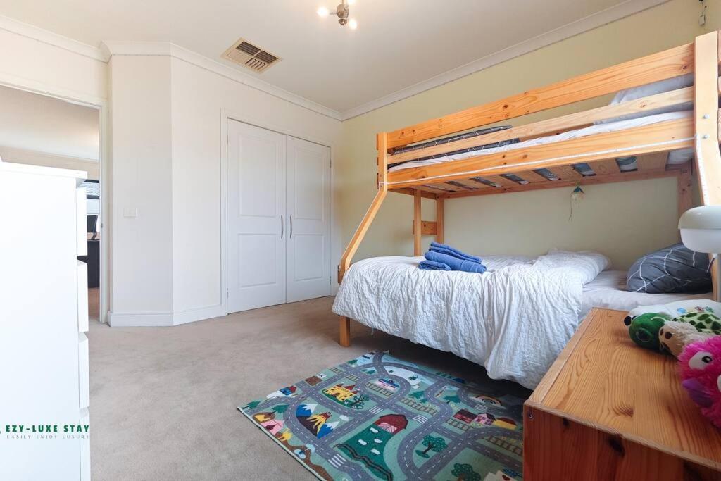 Balwyn Luxury 5br Mansion With Cinema & Bbq Holiday home Melbourne
