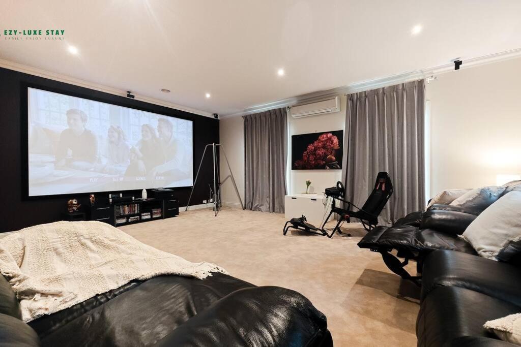 Balwyn Luxury 5br Mansion With Cinema & Bbq Holiday home Melbourne