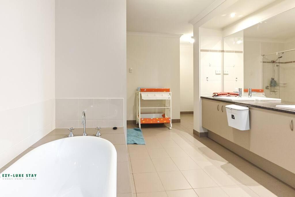 Balwyn Luxury 5br Mansion With Cinema & Bbq Melbourne
