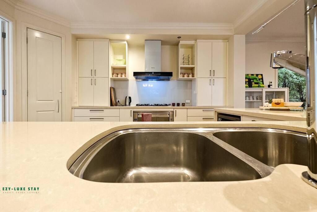 Balwyn Luxury 5br Mansion With Cinema & Bbq *