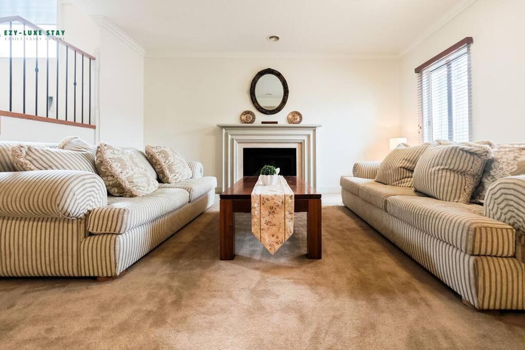 Balwyn Luxury 5br Mansion With Cinema & Bbq Melbourne