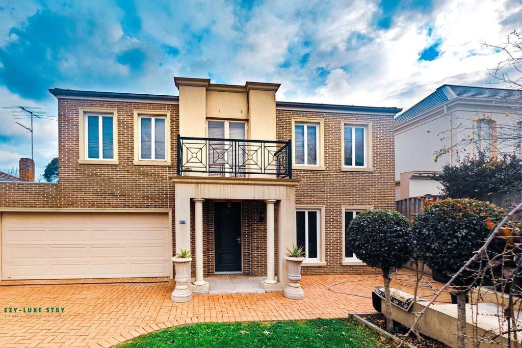 Holiday home Balwyn Luxury 5br Mansion With Cinema & Bbq *