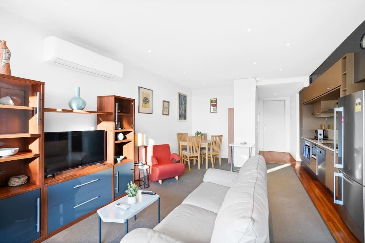 W30 - Sparkling North Gem With Parking Apartment Melbourne