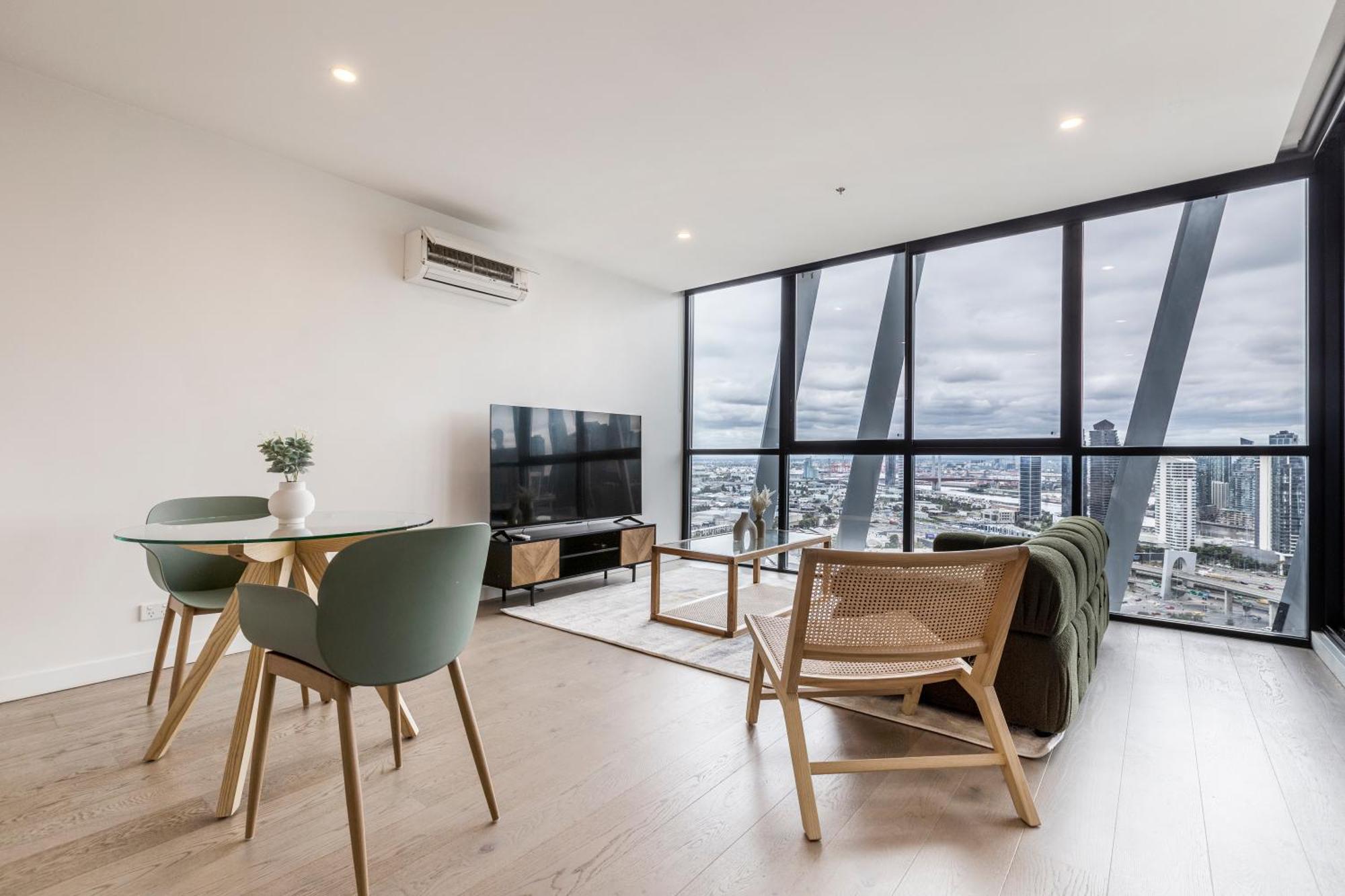 Sunny & Stylish W Stunning Views & 65 Inches Tv * Melbourne