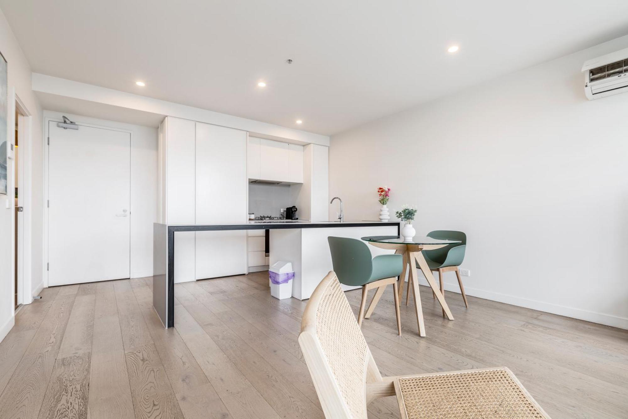 Sunny & Stylish W Stunning Views & 65 Inches Tv Apartment