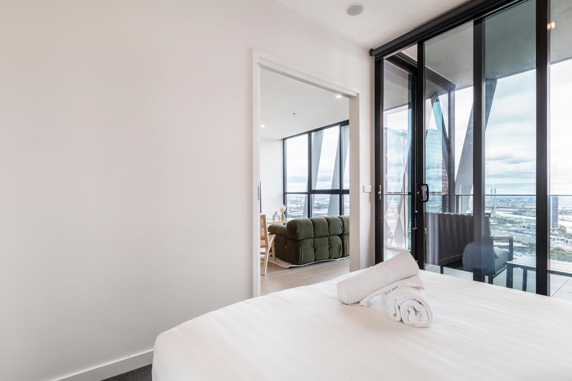 Sunny & Stylish W Stunning Views & 65 Inches Tv Apartment *