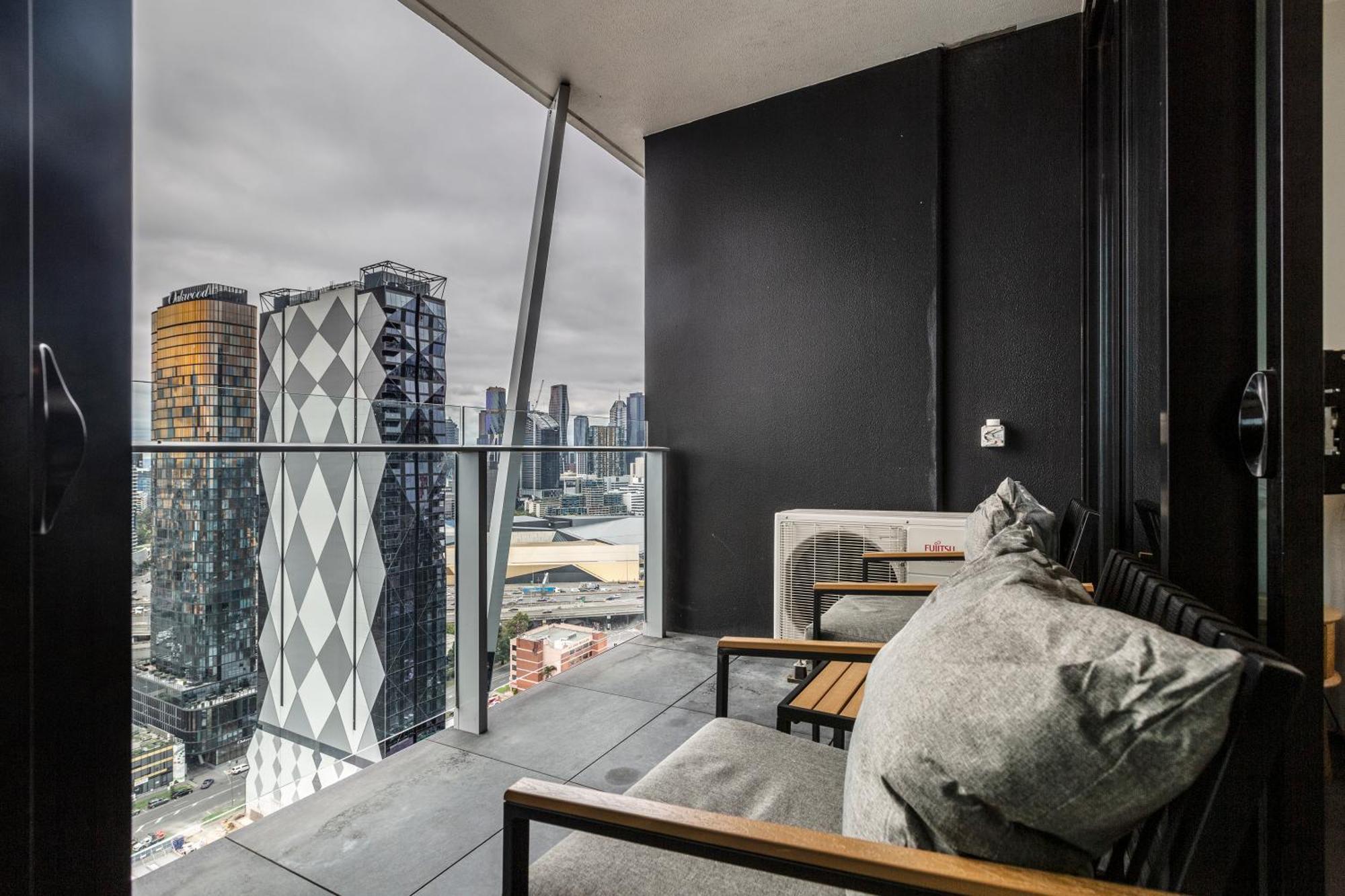 Sunny & Stylish W Stunning Views & 65 Inches Tv Apartment Melbourne