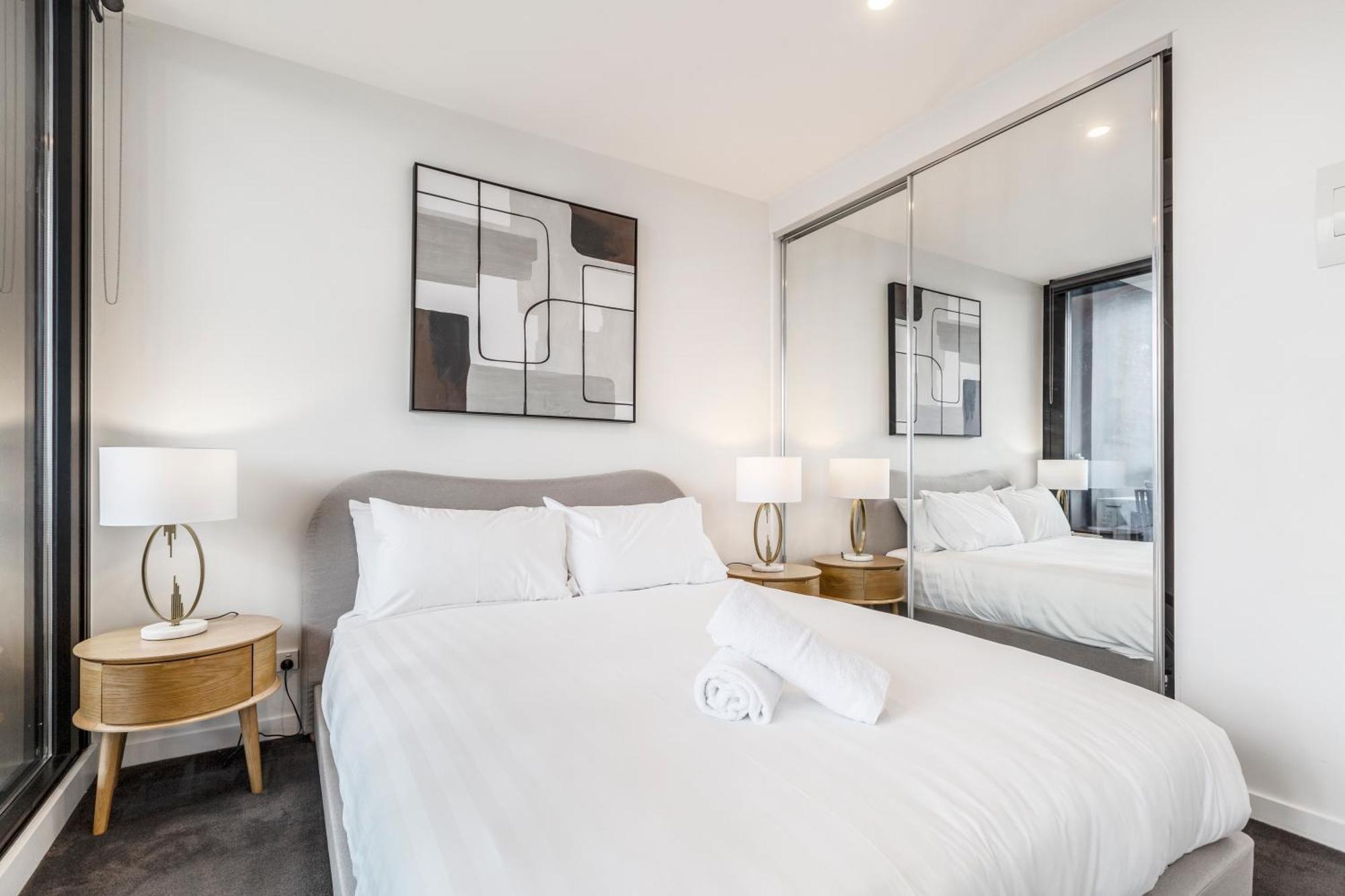 Sunny & Stylish W Stunning Views & 65 Inches Tv * Melbourne